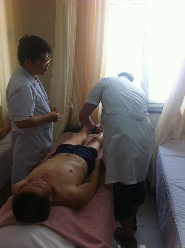 José punturando ante la atenta mirada del doctor Chen, en el departamento de Neurología del Hospital de Wangjing (Beijing, China)